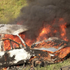 Un cotxe cremant en una imatge d'arxiu.