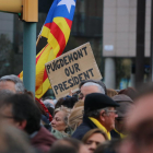 Detall d'un cartell reivindicant Carles Puigdemont com a president en la concentració de Tarragona.  Imatge del 25 de març de 2018