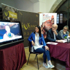 El alcalde de Tivissa, Jordi Jardí, y la soprano Sara Blanch, escuchan el mensaje grabado de la mezzosoprano Anna Brull, en la presentación del festival Les Nits a la Baranova.