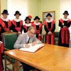 El president Quim Torra, signant el llibre d'honor a l'Ajuntament de Tortosa, amb l'alcaldessa Meritxell Roigé al costat, durant una visita per la Festa del Renaixement.