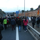 Varias personas cortan la AP-7 en Tarragona, el pasado domingo.