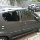 El carrer Pintor Ignsi Mallol va despertar dissabte amb la vorera plena de vidres dels vehicles.