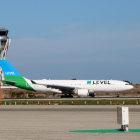 Un avión de LEVEL circulando por la pista de despegue del aeropuerto del Prat.