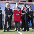 El ministro Méndez de Vigo, en el centro, en el Nou Estadi, con Ballesteros y el presidente del Nàstic.