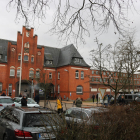 La presó de Neumünster (esquerra) i el jutjat del municipi (dreta) amb expectació mediàtica.
