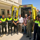 Pla general de la presentació de la nova ambulància de l'Ametlla de Mar, amb l'alcalde Jordi Gaseni, el director de Salut, Ismael Piñas i el personal. Imatge del 25 de juny de 2018 (horitzontal)