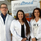 La investigadora predoctoral Lucia Camacho, amb la investigadora Mònica Bulló i el catedràtic Jordi Salas-Salvadó.