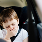 Viatge en cotxe amb nens petits: consells per evitar marejos