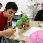 Un jove amb trastorn mental interactuant amb un peluix de dinosaure, un dels robots que ha adquirit el centre Villablanca, del grup Pere Mata de Reus, per estimular els seus usuaris. Imatge del 22 de maig del 2018