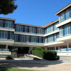 Façana de l'edifici principal del centre Villablanca, que pertany al grup Pere Mata de Reus, amb residències i centres de dia per a persones amb discapacitat intel·lectual o trastorn mental. Imatge del 22 de maig del 2018