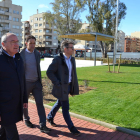 L'alcalde de Reus, Carles Pellicer, passejant pel nou parc públic construït a la zona nord de la ciutat. Imatge del 27 de març del 2018
