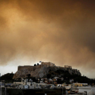 El humo de un incendio forestal que se quema fuera de Atenas detrás del Partenón, en la cima de la Acrópolis de Atenas el 24 de julio del 2018.