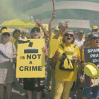 Pla mig de diverses àvies en la protesta de rebuig a la xiulada a Torra als Jocs Mediterranis a Tarragona, cridant proclames per la llibertat dels polítics empresonats. Imatge del 26 de juny de 2018