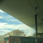 Imagen del incendio de un autobús en la terminal de la plaza Imperial Tarraco.