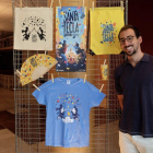 Edu Polo, creador de la imatge de Santa Tecla 2018, junt amb la samarreta de les festes d'enguany.