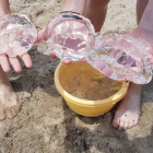 Alguns usuaris de la platja de la platja de la Pixerota van recollir algunes meduses.