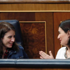 La portavoz del PSOE, Adriana Llastra, con la ministra de Sanidad, Consumo y Bienestar Social, Carmen Munt en el Congreso de los Diputados.