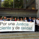 Imatge de la concentració de jutges i fiscals als Jutjats de Girona.