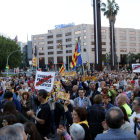 Pla obert de desenes de persones concentrades a la plaça Imperial Tarraco, davant la subdelegació del govern espanyol a Tarragona, el 21 de maig del 2018