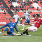 Manu Barreiro remata desde el suelo durante el Nàstic-Tenerife, que acabó con victoria visitante (1-2).