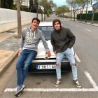 Marc Conca y Sergi Llussà con el Seat Ibiza del año 1992 que llevarán al desierto de Marruecos.