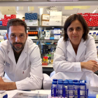 Josep Villanueva i Olga Méndez al laboratori del VHIO.