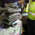 Es van intervenir 5.200 grams de marihuana seca disposada per a la venda, 693 grams d'haixix, 5.000 bosses unidosis amb autotancament, 4 bàscules i 9.000 euros en efectiu.