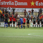 Els futbolistes roig-i-negres celebren una victòria amb la seva afició a l'Estadi Municipal.