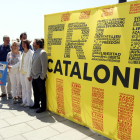Els representants de les entitats i partits sobiranistes al costat d'un mural amb el lema 'Free Catalonia', al Balcó del Mediterrani.