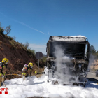 Imagen de la cabina de un camión quemada.