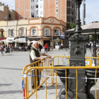 Una persona observa al detall la font que s'ha instal·lat a la plaça Corsini.