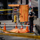 Un agente de policía al lado de una de las víctimas de un atropello múltiple de una furgoneta en Toronto, en el Canadá.