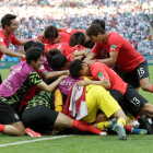 Imagen de los coreanos celebrando el gol de la victoria.