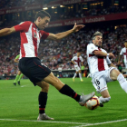 El jugador del Athletic Club de Bilbao, Óscar de Marcos, ha demostrado, sin querer, que es un futbolista diferente.