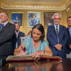 La titular d'Indústria del Govern de Sánchez, Maroto, signant el llibre d'honor de l'Ajuntament, flanquejada pel subdelegat, Joan Sabaté, i l'alcalde.