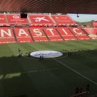 Los jugadores del Lugo, sobre el césped, antes del calentamiento.