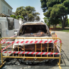 Imagen de uno de los coches quemados.