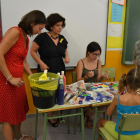 Las concejalas de Bienestar Social, Montserrat Vilella, y de Ensenyament, Maria Dolors Sardà, han visitado las actividades del casal este miércoles.