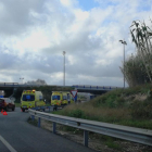 Imagen de dos ambulancias en el lugar donde han chocado los dos turismos.