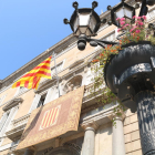 Imatge de la façana del Palau de la Generalitat, amb la senyera hissada.