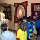 Els alumnes han pogut veure els treballs de punta de coixí exposats al museu.
