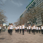 Alumnos del Martí i Franquès ensayando una danza en el marco del Día de la Educación Física en la calle.