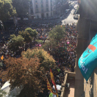 Imatge de centenars de persones davant de la conselleria d'Economia, a la Rambla de Catalunya amb Gran Via, el 20 de setembre del 2017, coincidint amb els escorcolls de la Guàrdia Civil