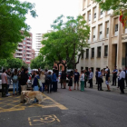Desenes de persones concentrades davant l'Audiència de Tarragona per donar suport als encausats.