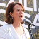 La presidenta de l'ANC, Elisenda Paluzie, durant l'acte conjunt amb Òmnium a la plaça Catalunya de Barcelona.