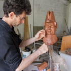 Joan Serramià modela la cabeza del nano Capit en su taller, donde está creando las figuras que formarán parte del carilló.