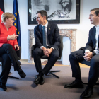 Pedro Sánchez, amb la cancellera alemanya, Angela Merkel, i el primer ministre de Grècia, Alexis Tsipras a Brussel·les.