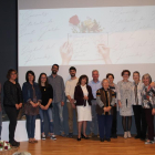 Fotografía de grupo en el acto de entrega de los premios del Concurso Literario de la Bisbal.