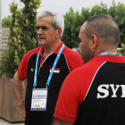 El cap de missió de la delegació de Síria als Jocs Mediterranis, Mohammad Harba. En primer pla, un altre membre de la delegació siriana amb la samarreta amb el nom del país.
