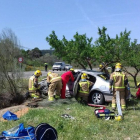 Els Bombers de la Generalitat han treballat per treure el conductor, que havia quedat atrapat.